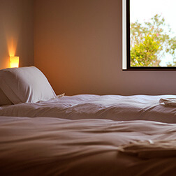 エキストラも含めてベッドは全てシモンズ社製を採用、最高の睡眠をお約束いたします。